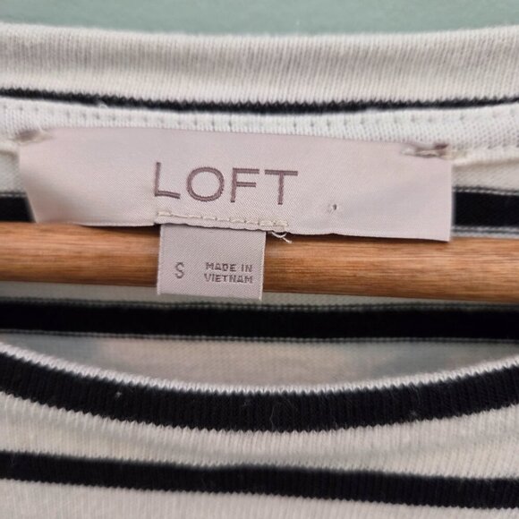 LOFT BLACK & WHITE STRIPED TOP W/EMBROIDERED FLOWERS & HUMMINGBIRDS SIZE SMALL - Picture 6 of 12